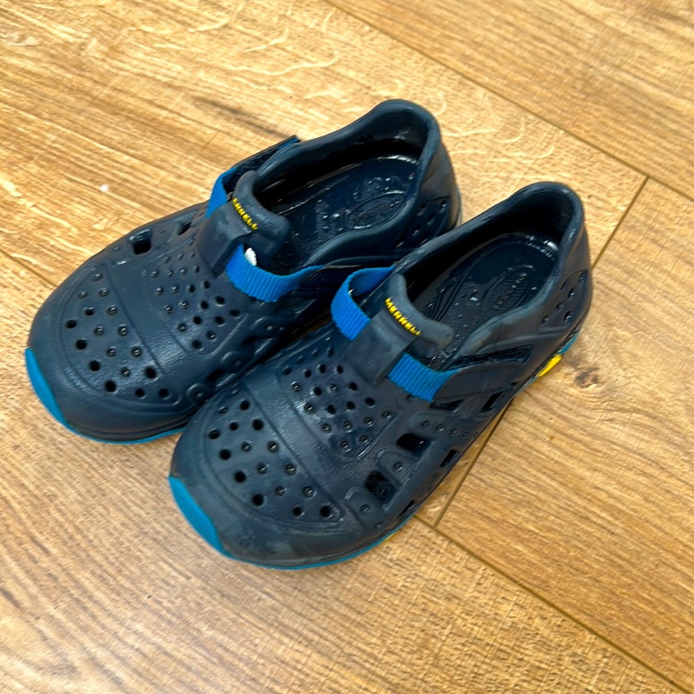 Little kid Merrell Canyon Water shoes in size 11 - new